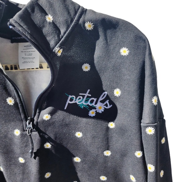 Petals & Peacock - Daisy garden black quarter zip sweater -  Medium - Picture 2 of 5